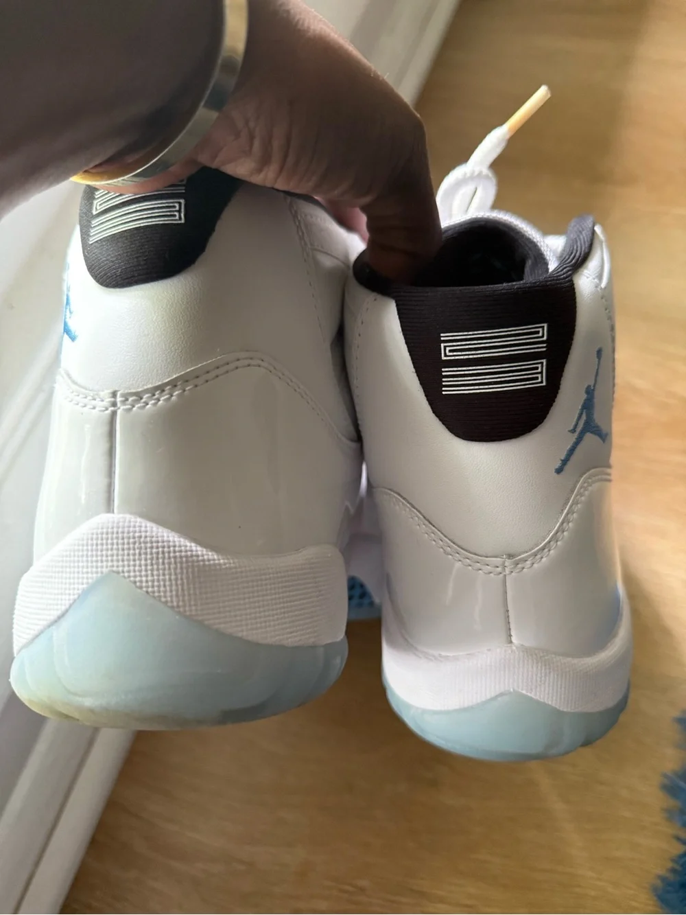 Jordan Air Jordan 11 Retro Box — White and Blue